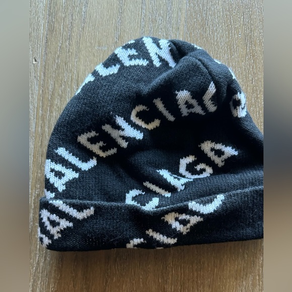 balenciaga
Allover Logo Beanie in black and white wool knit - Picture 2 of 2